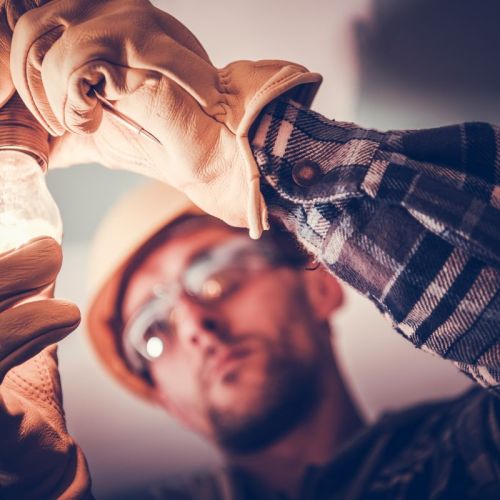 Elektiker repariert Lampe